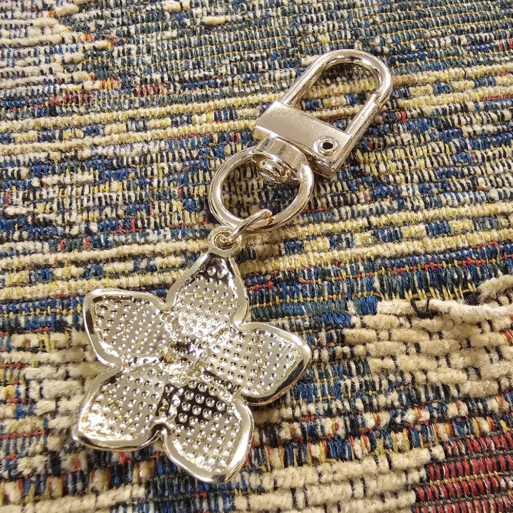 Elegant Gold and White Flower Keychain Purse Charm NWOT - Picture 2 of 3